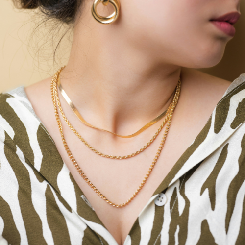 buste de femme qui porte des boucles d'oreilles et 3 colloiers